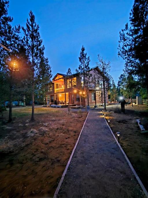 Beautiful Riverfront Near Mt Bachelor With Hot Tub Bend Buitenkant foto