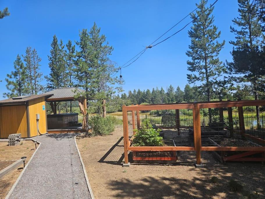 Beautiful Riverfront Near Mt Bachelor With Hot Tub Bend Buitenkant foto