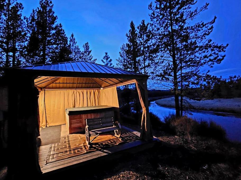 Beautiful Riverfront Near Mt Bachelor With Hot Tub Bend Buitenkant foto